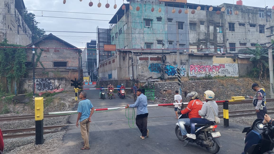 KAI Warns of Closure of Ampera Level Crossing in East Bekasi if Not Guarded 24 Hours