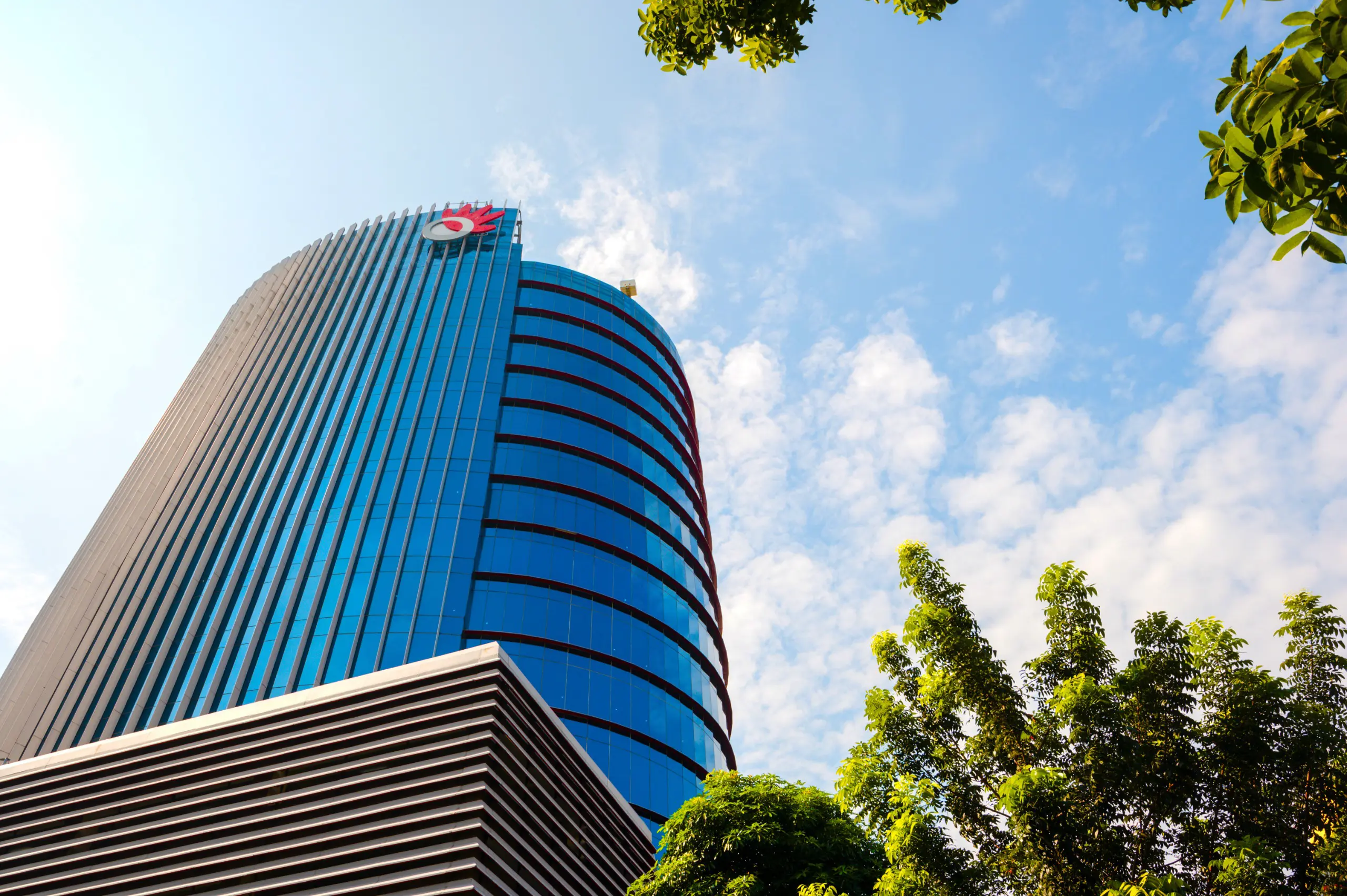 Investor Concerns Send Telkom Indonesia Shares Tumbling 14,86%