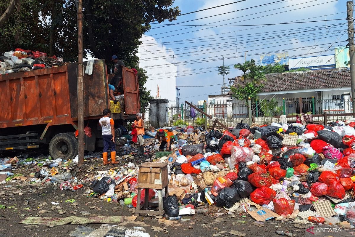 Jakarta to Crack Down on Illegal Waste Disposal